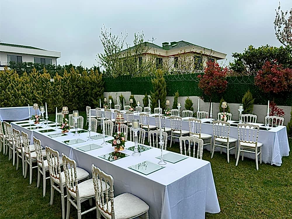 Bahçede Düğün ve Kına Organizasyonları İçin Masa Sandalye Kiralama